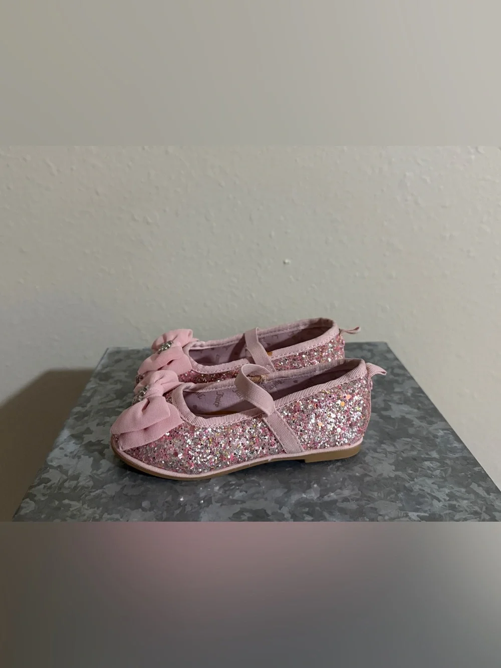 Juicy Couture Pink Glitter Bow Girls' Mary Jane Shoes, Size 6
